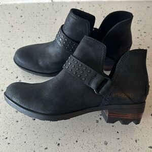 Sorel Lolla ll Women’s Black Leather Ankle Booties Cut Outs Studs Casual Size 6